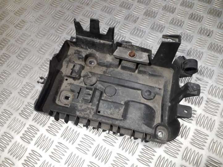 Opel Corsa D (2006 - 2010)  13235642 Крышка ящика аккумулятора