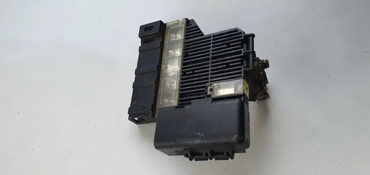 Nissan Qashqai (2006 - 2010) Клеммный узел плюсовых проводов — фото 4