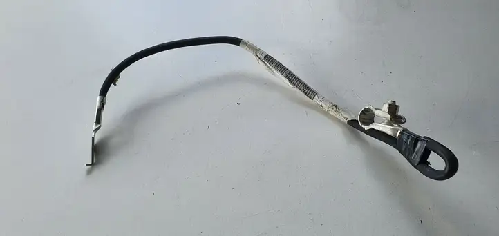 Toyota Yaris (2012 - 2014) Плюсовой провод аккумулятора — фото 4