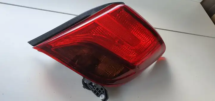 Toyota Yaris (2012 - 2014) Задний фонарь в кузове — фото 4