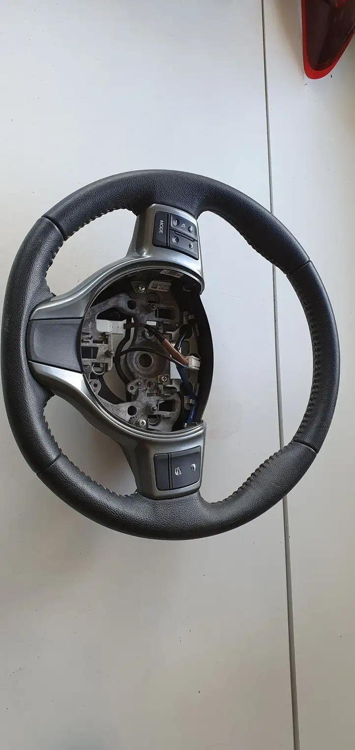 Toyota Yaris (2012 - 2014) Руль — фото 1