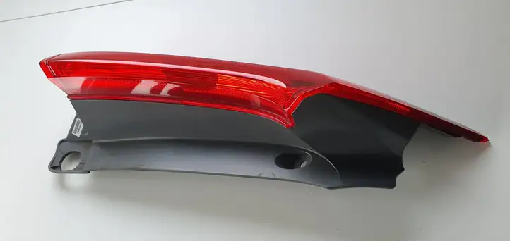 Honda CR-V (2012 - 2016) Задний фонарь в крышке багажника — фото 4