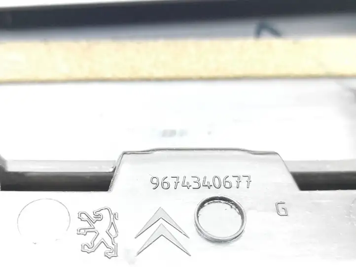 Peugeot 208 (2015 - 2019) 9674340677 Накладка стекла задней двери — фото 3