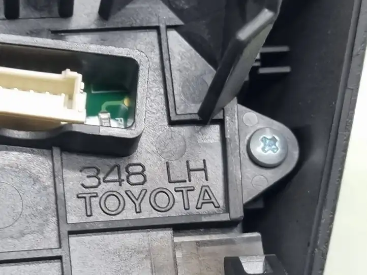 Toyota Land Cruiser (J150) (2009 - ) Кнопки на рулевом колесе — фото 3