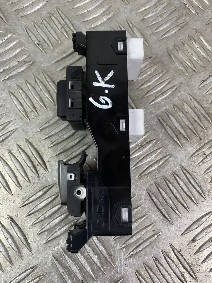 Hyundai Grand Santa Fe NC (2015 - 2018) 935802W100UU5 Блок кнопок стеклоподъемников — фото 3