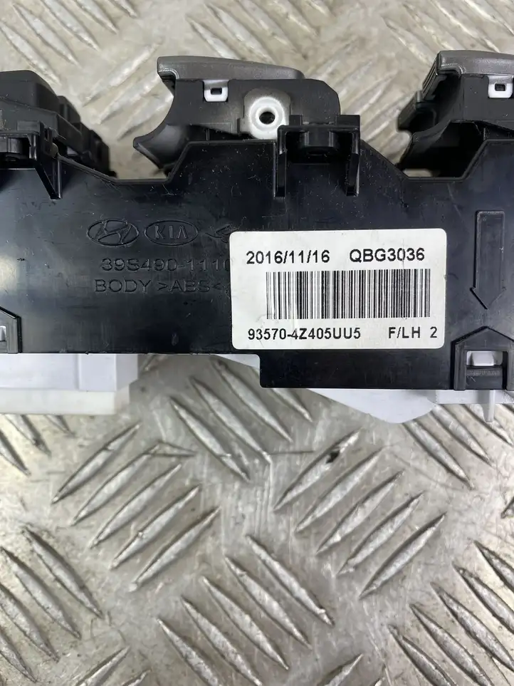 Hyundai Grand Santa Fe NC (2015 - 2018) 935704Z405UU5 Блок кнопок стеклоподъемников — фото 3