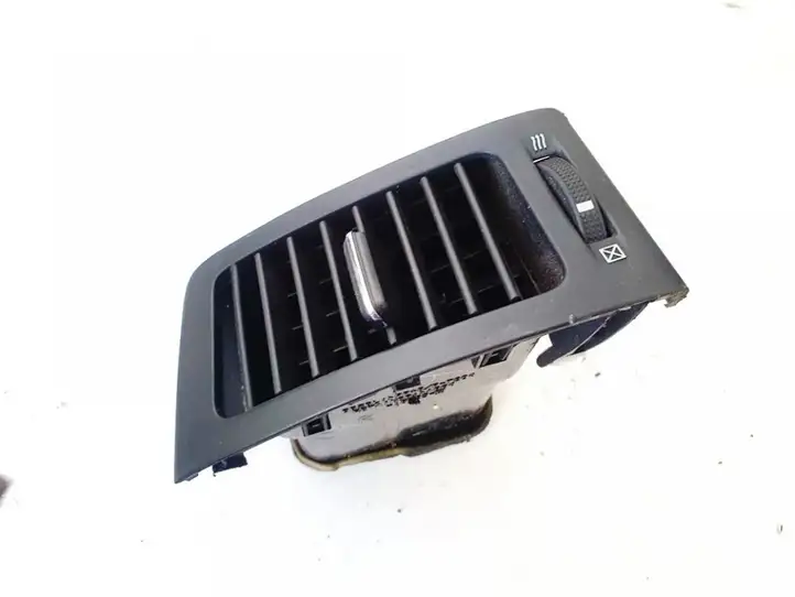 Toyota Corolla Verso E121 (2001 - 2004) 15564244 Центральный воздушный дефлектор — фото 1