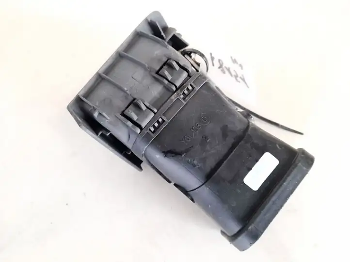 Volvo V50 (2004 - 2008) y01103 Боковой воздушный дефлектор — фото 3