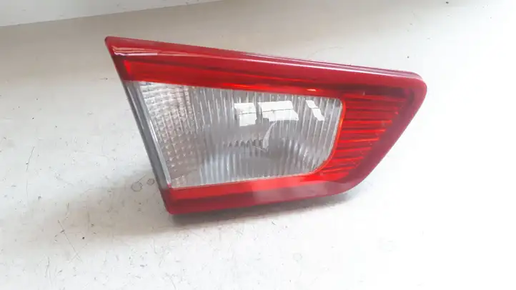 Mitsubishi Colt (2004 - 2008) 98182303BA0 Задний фонарь в крышке багажника — фото 1