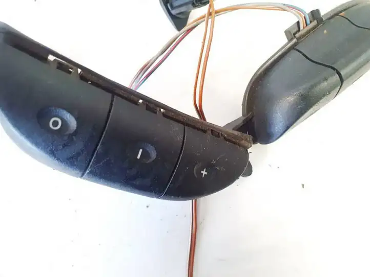 Opel Astra G (1998 - 2004) 90561159 Кнопки на рулевом колесе — фото 3