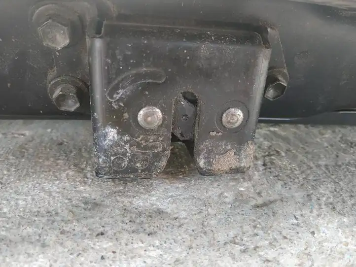 Toyota Corolla Verso E121 (2001 - 2004) Замок крышки багажника — фото 2