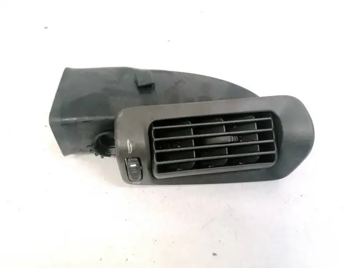Volvo V70 (2000 - 2004) 9158449 Центральный воздушный дефлектор — фото 1