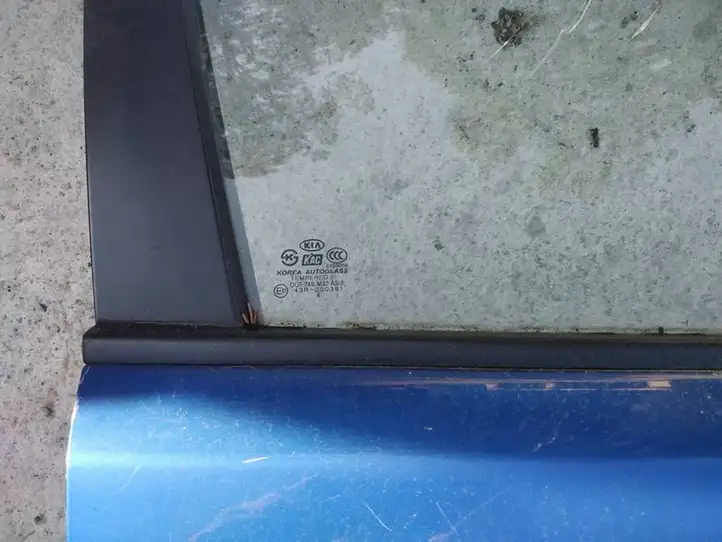 Kia Rio (2005 - 2009) Накладка стекла передней двери — фото 2