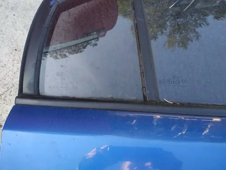 Kia Rio (2005 - 2009) Накладка стекла задней двери — фото 2