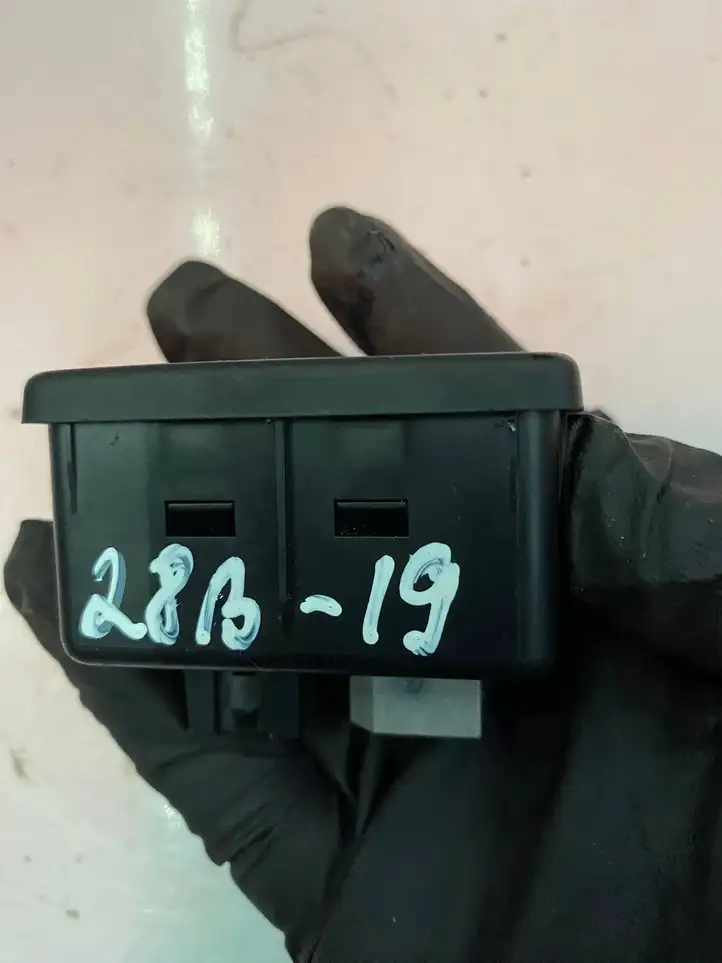 Peugeot Boxer (2007 - 2014) 735654633 USB разъем — фото 3