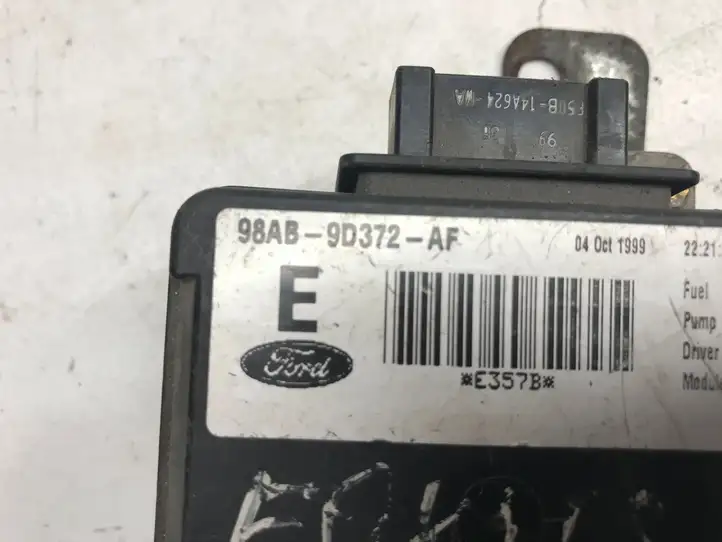 Ford Focus (1998 - 2004) 98AB9D372AF Реле насоса горючего — фото 2
