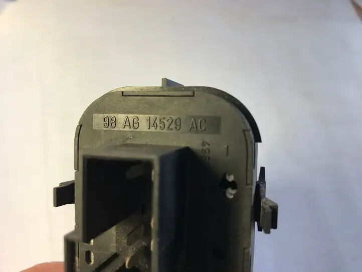 Ford Focus (1998 - 2004) 98AG14529AC Кнопка стеклоподъемников — фото 4