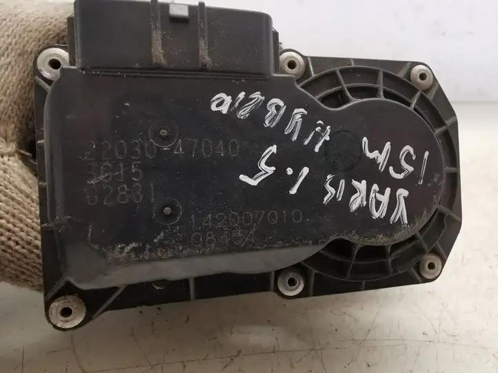 Toyota Yaris (2012 - 2014) 2203047040 Дроссельная заслонка — фото 4