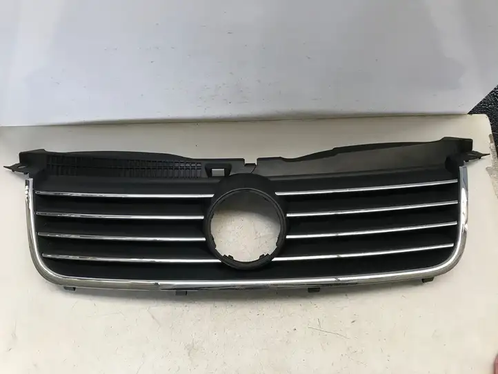 Volkswagen PASSAT B5.5 (2001 - 2005) 3B0853651L Верхняя решетка радиатора — фото 1