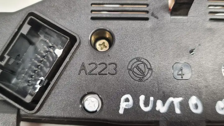 Fiat Punto (188) (1999 - 2010) A223 Включатель аварийных фонарей — фото 3
