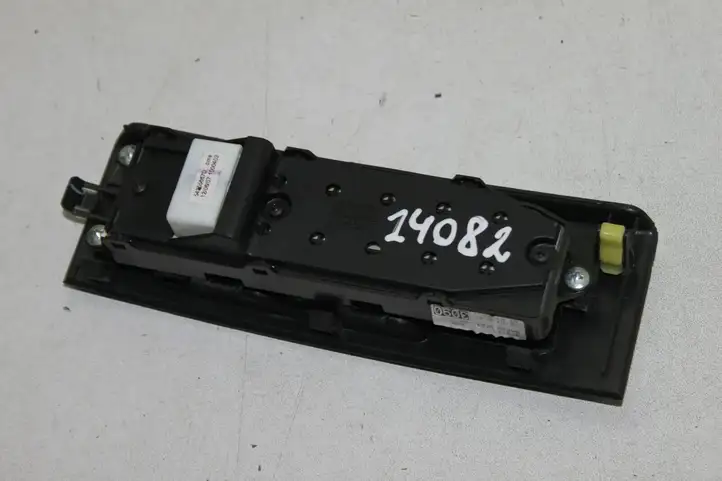 Toyota Corolla Verso E121 (2004 - 2007) 848200F03000 Блок кнопок стеклоподъемников — фото 5
