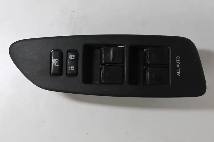 Toyota Auris 150 (2006 - 2012) Кнопка стеклоподъемников — фото 1