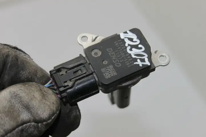 Toyota Yaris (2014 - 2019) 222040V020 Датчик массового расхода воздуха — фото 4
