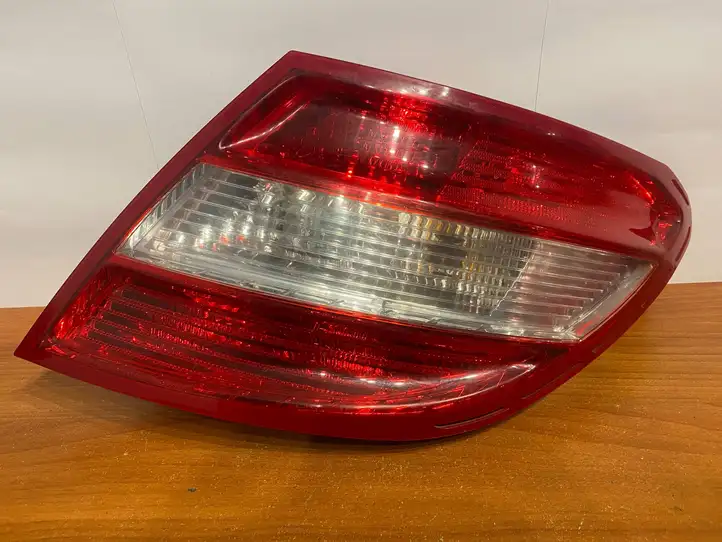 Mercedes-Benz C W204 (2007 - 2014) 02267043 Задний фонарь в кузове — фото 1