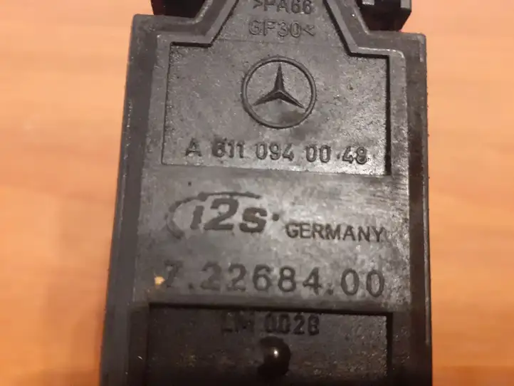 Mercedes-Benz C W203 (2000 - 2007) A6110940048 Датчик массового расхода воздуха — фото 7