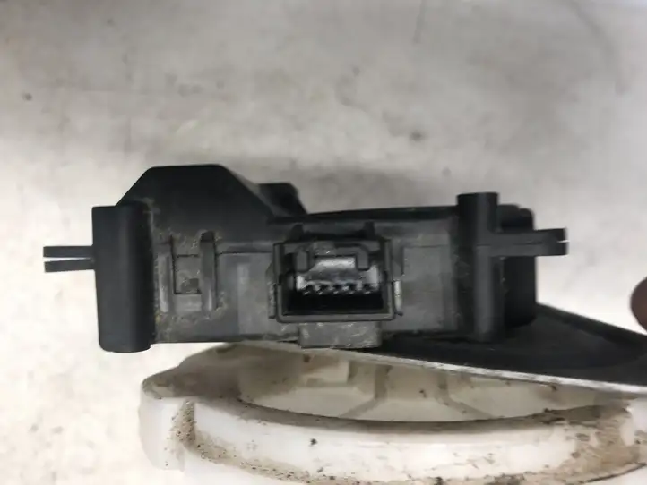Toyota Corolla E120 E130 (2000 - 2004) AE0637008610 Двигатель задвижки потока воздуха — фото 2