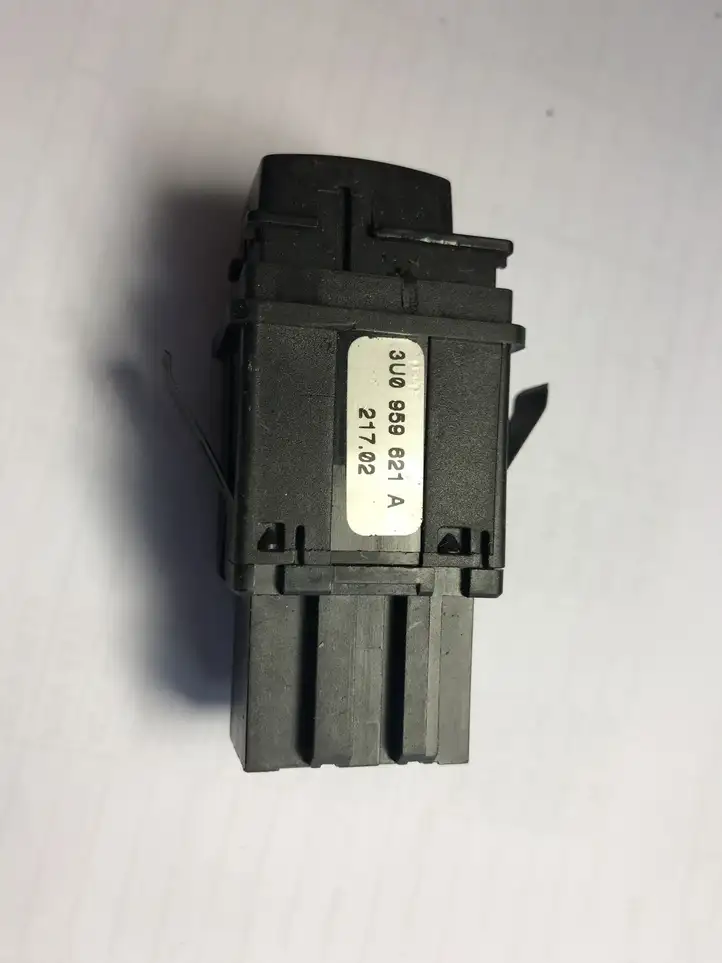 Skoda Superb B5 (3U) (2001 - 2008) 3U0959821A Кнопка обогрева стекла — фото 3