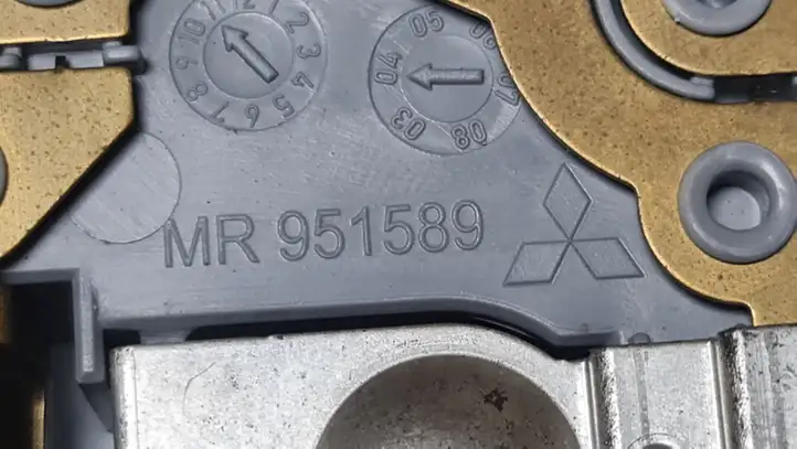 Mitsubishi Colt (2004 - 2008) MR951589 Передняя подсветка — фото 4