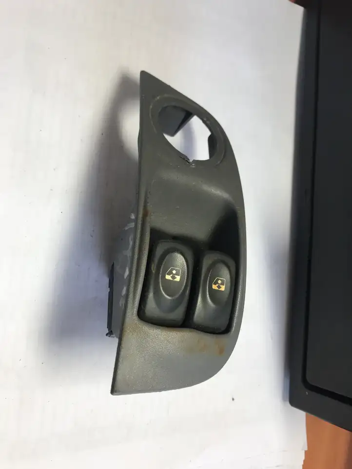Renault Megane I (1995 - 2002) 7700429069 Кнопка стеклоподъемников — фото 1
