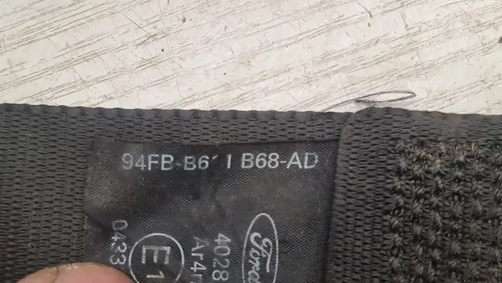 Ford Fiesta (2000 - 2005) 94FBB611B68AD Задний ремень безопасности — фото 2