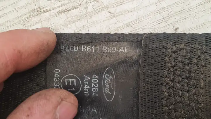 Ford Fiesta (2000 - 2005) 94FBB611B69AE Задний ремень безопасности — фото 3