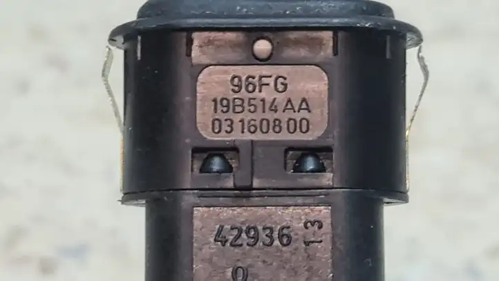 Ford Fiesta (2000 - 2005) 96FG19B514AA Кнопка закрытия крышки багажника — фото 3