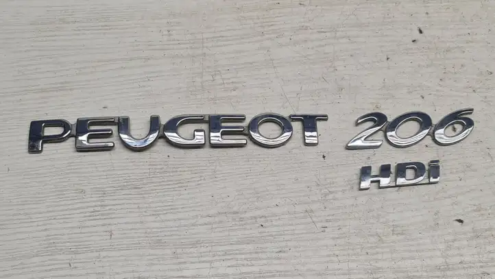 Peugeot 206 (1998 - 2012) Эмблема производителя — фото 1