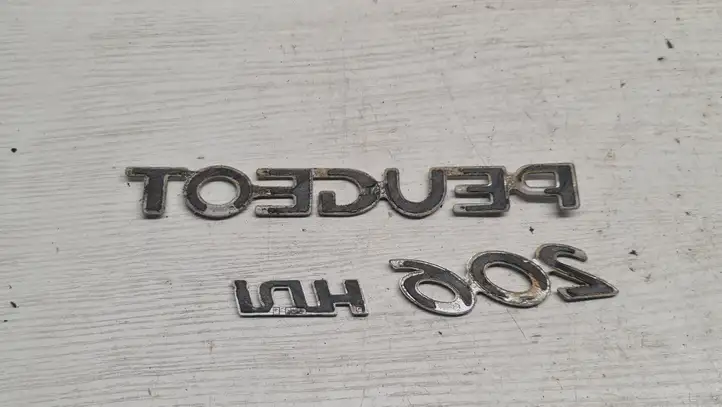 Peugeot 206 (1998 - 2012) Эмблема производителя — фото 2