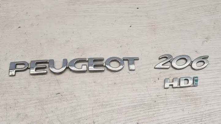 Peugeot 206 (1998 - 2012) Эмблема производителя — фото 1