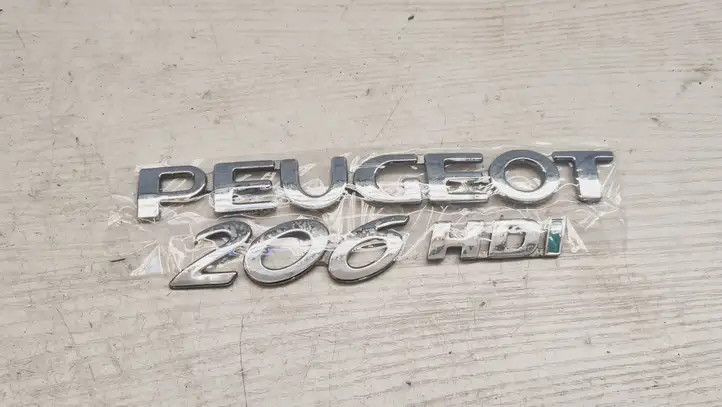 Peugeot 206 (1998 - 2012) Эмблема производителя — фото 2