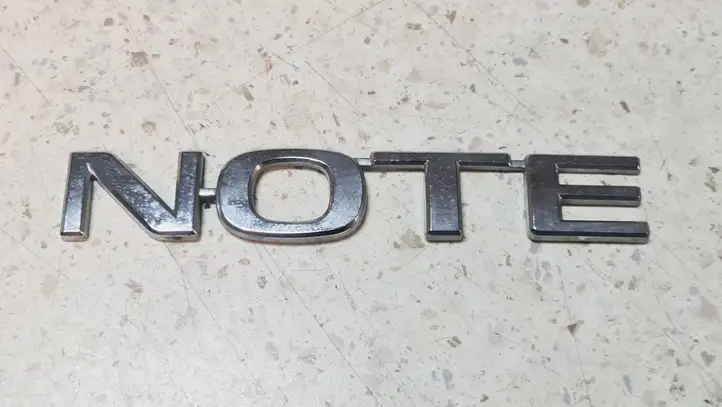 Nissan Note (E11) (2006 - 2014) 908929U00A Эмблема производителя — фото 1