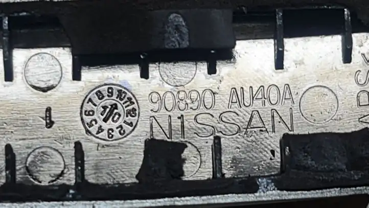 Nissan Note (E11) (2006 - 2014) 90890AU40A Эмблема производителя — фото 3