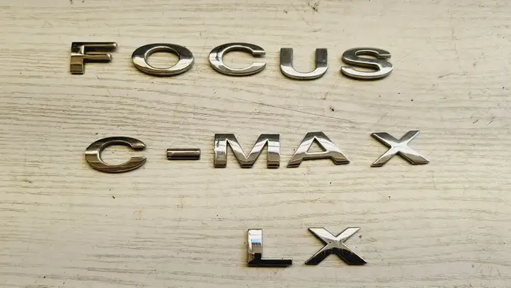 Ford Focus C-MAX (2003 - 2010) Эмблема производителя — фото 1