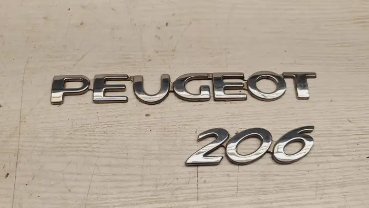 Peugeot 206 (1998 - 2012) Эмблема производителя — фото 1