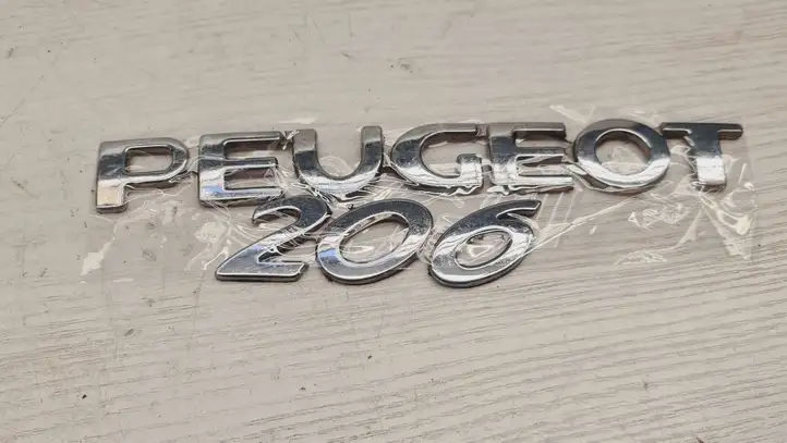 Peugeot 206 (1998 - 2012) Эмблема производителя — фото 2