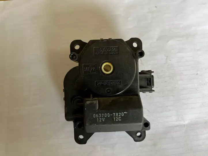 Toyota Avensis T220 (2000 - 2003) 0637007820 Двигатель задвижки потока воздуха — фото 4