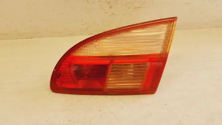 Toyota Avensis T220 (2000 - 2003) 89022025 Задний фонарь в крышке багажника — фото 1