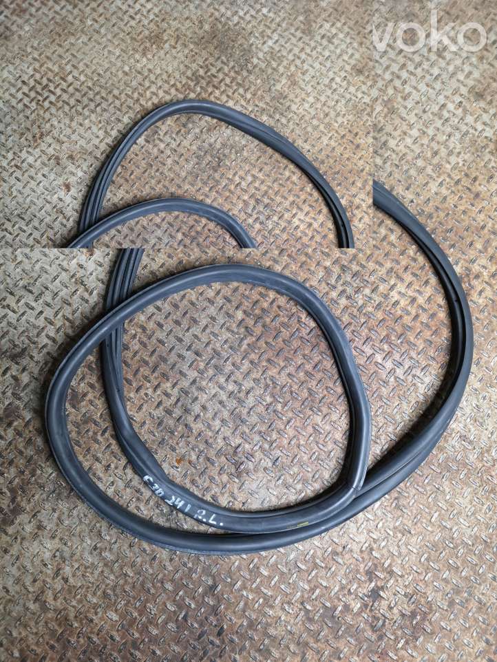 BMW 3 F30 F35 F31 (2012 - 2018)  7258311 Уплотнительная резина (на кузове)