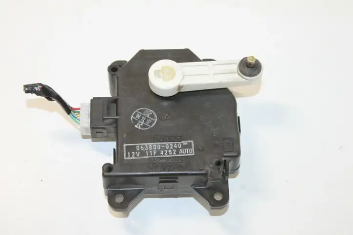 Toyota RAV 4 (XA20) (2000 - 2005) 0638000240 Двигатель задвижки потока воздуха — фото 1