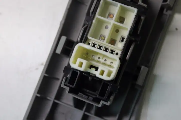 Toyota Yaris (2009 - 2012) 742310d090 Блок кнопок стеклоподъемников — фото 5